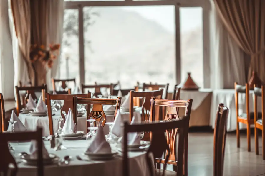Restaurant table setting that enhances guest experience