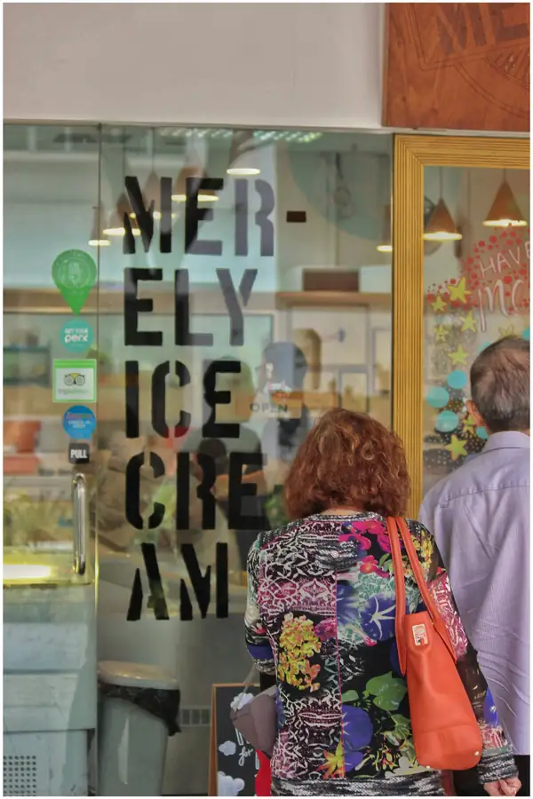 Welcoming interior design for an ice cream shop
