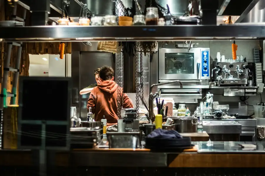Illustration comparing restaurant equipment lease and buy decisions