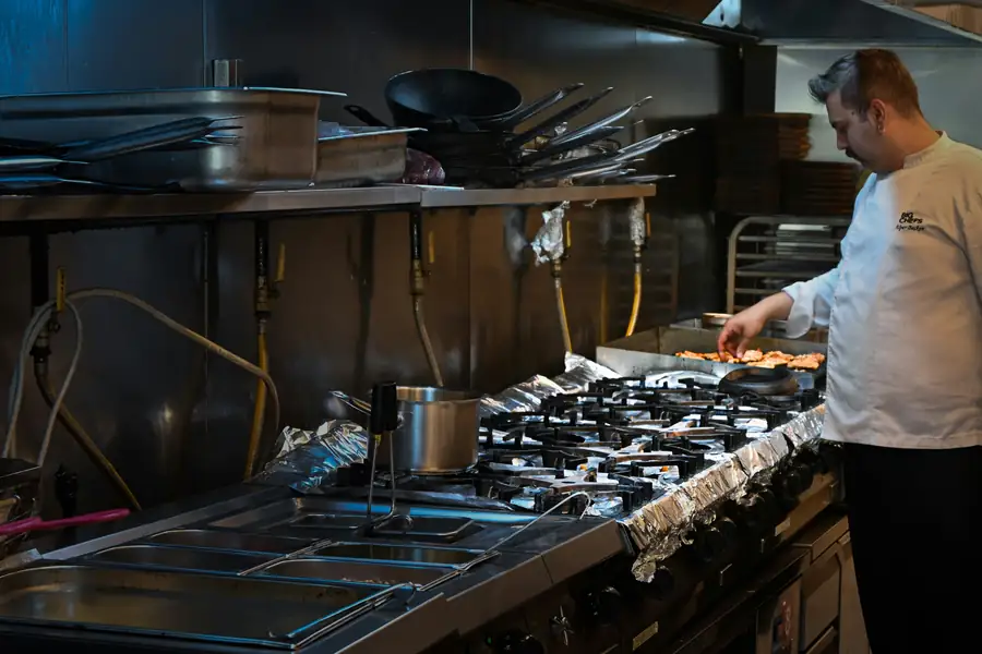 Commercial kitchen ventilation system