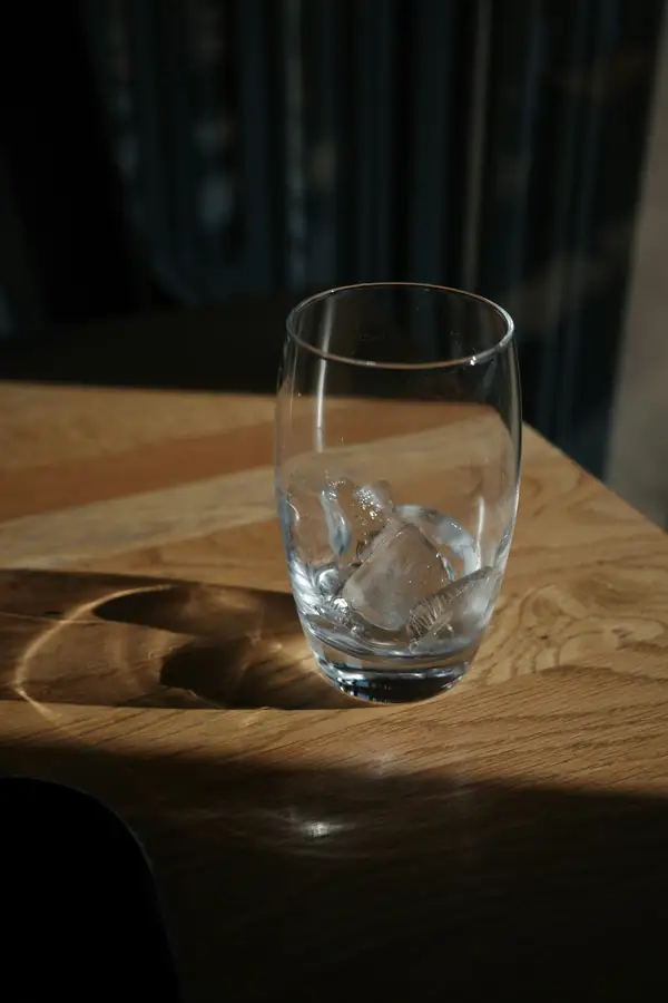 Refreshment with nugget ice in a glass