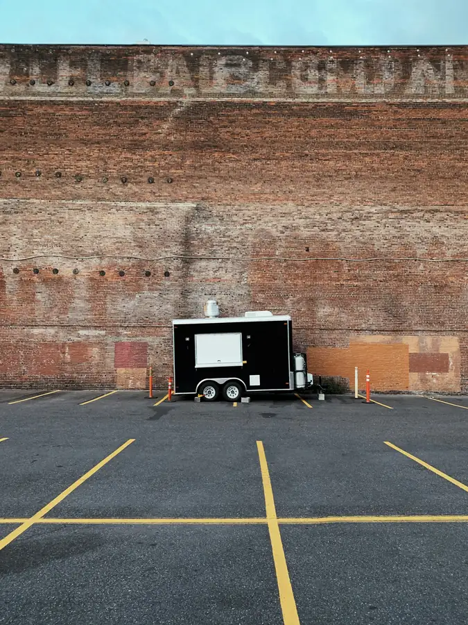 Mobile food trailer utility systems including generator and water tanks