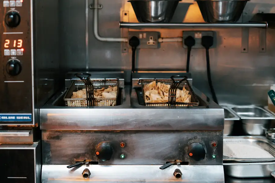 Image of a commercial fryer with features labeled for easy use and maintenance