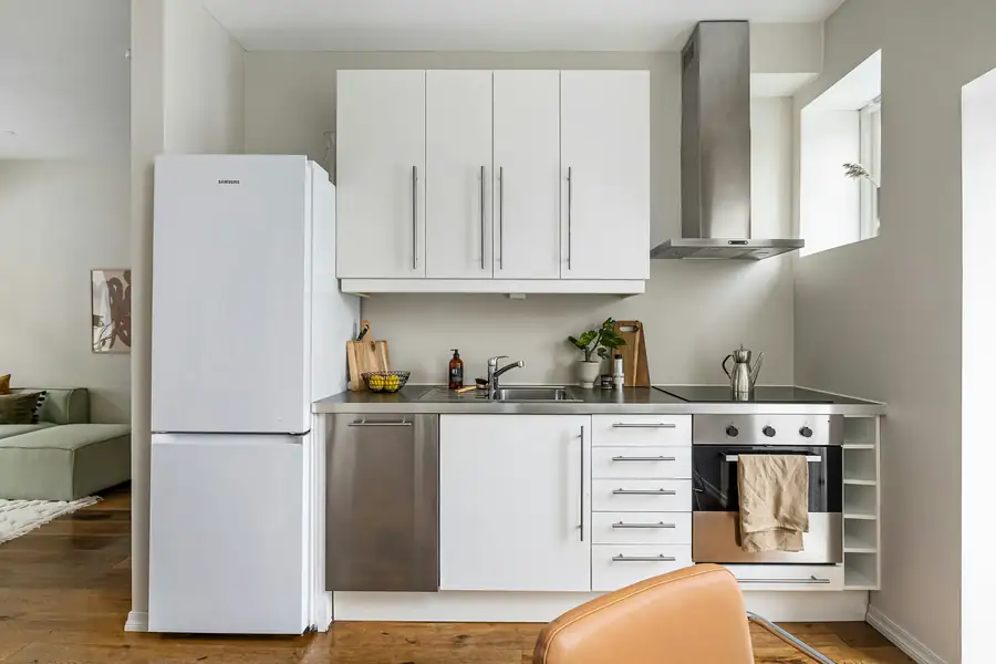 Space-saving and flexible design of refrigerators