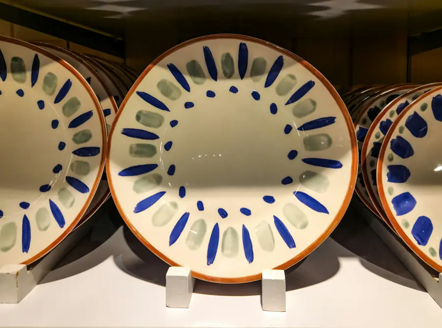 Sign up for a tableware retailer newsletter