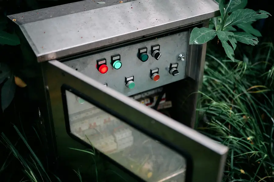 Image of a commercial fryer with highlighted safety features and certifications