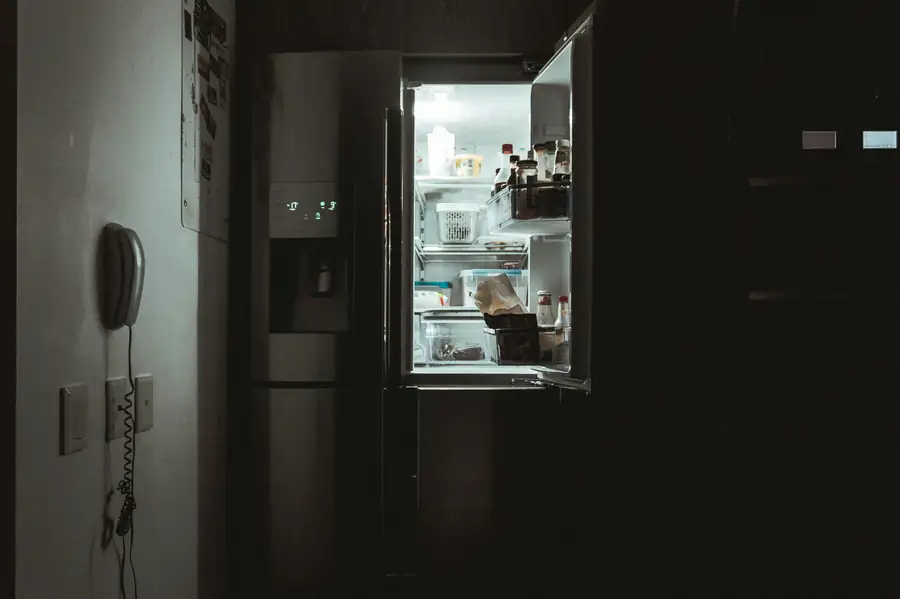 Illustration of a checklist for buying a display refrigerator