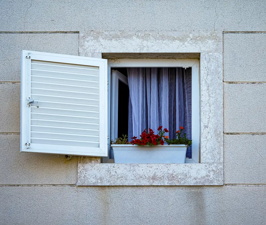 Image showing the benefits of energy-efficient air curtains