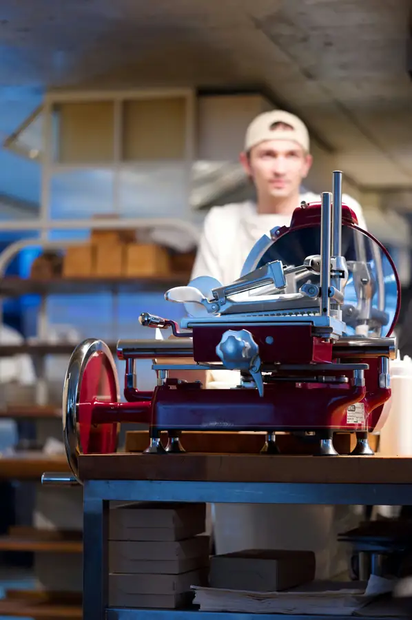 Illustration of safety features on a meat slicer