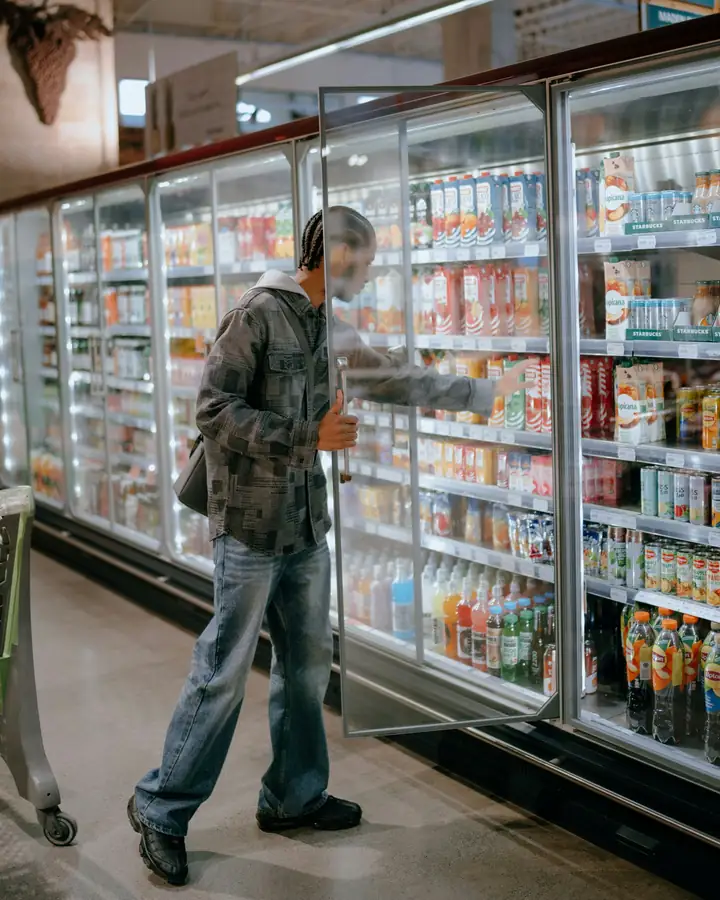 Dual zone temperature control in refrigerators