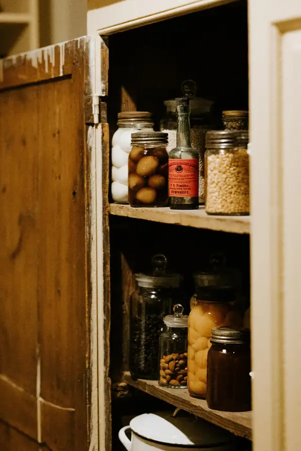 Food storage containers and organization tools for commercial kitchens